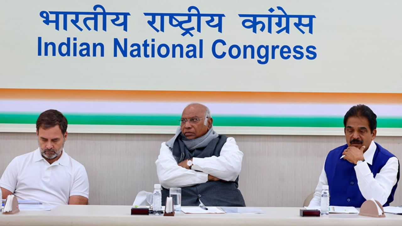 A review session took place at the Congress headquarters in Delhi to scrutinize the election outcomes in Chhattisgarh and Madhya Pradesh.